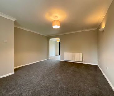 3 bedroom Detached House to let - Photo 2