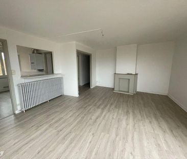Appartement entièrement rénové disponible à la location. Avec ses 7... - Photo 2