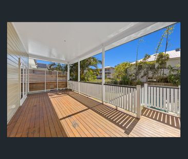 THREE BEDROOM ENTERTAINERS DELIGHT IN CENTRAL LOCATION - Photo 6