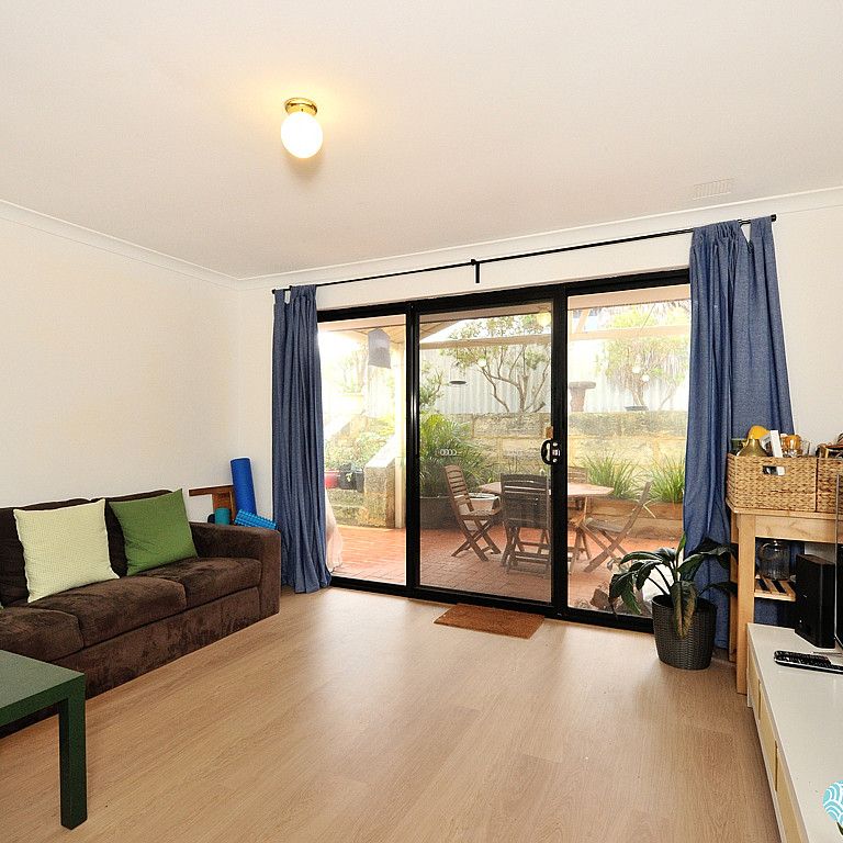 BEAUTIFULLY PRESENTED FAMILY HOME!! - Photo 1