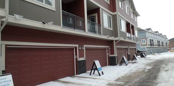 Like new, double garage 3 bdrms townhouse in Panorama hills! - Photo 2