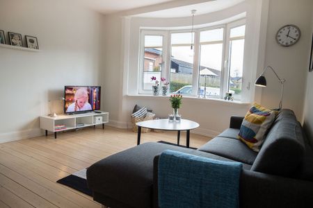 Møbleret 2-værelses lejlighed med parkering - Photo 2