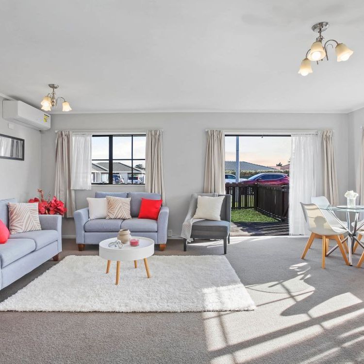 Immaculate unit in handy location - Photo 1
