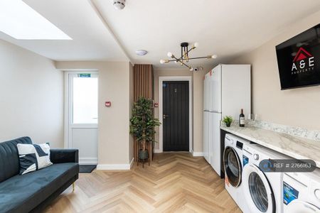 1 bedroom in a house share to rent - Photo 3