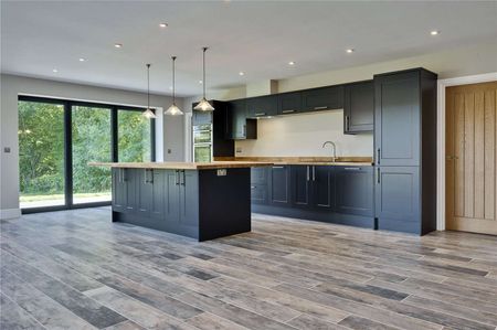 Contemporary detached house in a central location with exceptional views. - Photo 4