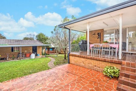 “Beautifully Renovated Family Home with spacious garden” - Photo 2