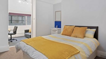 3 rooms available. 9 BEDROOM HOUSE - Photo 4