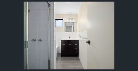 Family Home in Quiet Court - Photo 4