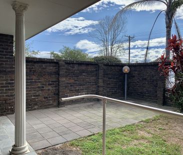 Spacious Villa with Fenced Courtyard - Photo 5