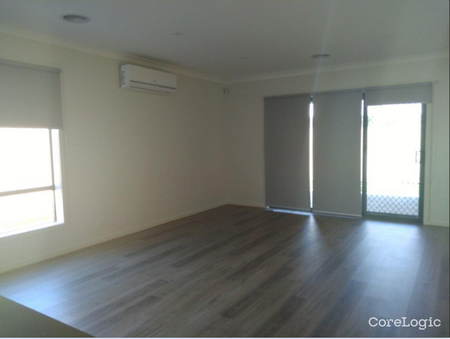Close proximity to parklands, schools and shopping! - Photo 4