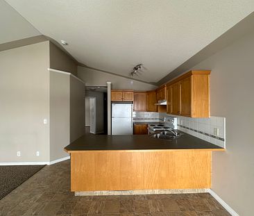 Single Garage with this PET FRIENDLY 2 Bedroom Apartment!! - Photo 6
