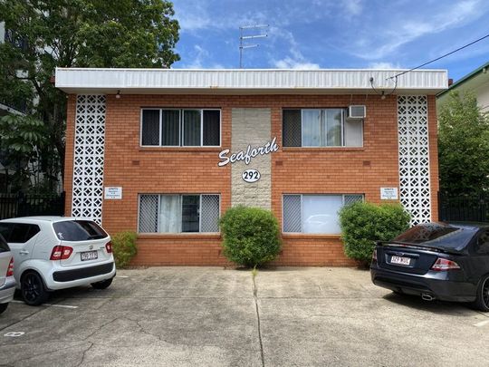 TASTEFULLY RENOVATED, FULLY FURNISHED, AIR CONDITIONED GROUND FLOOR APARTMENT IN SECURE COMPLEX - CLOSE TO ESPLANADE AND CITY CENTRE - Photo 1