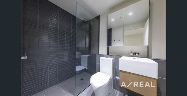 Modern 2-Bedroom Apartment in the Vibrant Heart of South Yarra - Photo 1