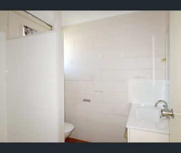 Neat 2-Bedroom Brick Unit in Gladstone - Photo 3