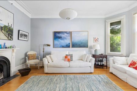 Refurbished Victorian Cottage with Double lock up garage and Pool. - Photo 2