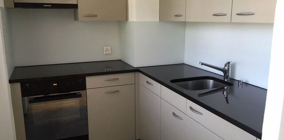 Center-near single apartment with seating - Photo 2