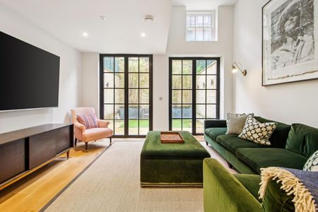A newly refurbished, design‑led 4 bedroom townhouse in one of Notting Hill’s most exclusive enclaves, W2 - Photo 2