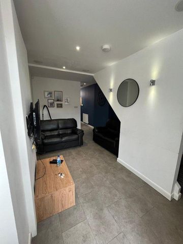 4 bedroom flat to rent - Photo 2