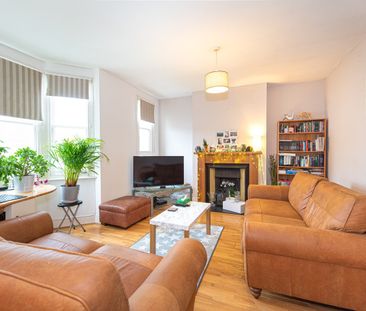 2 Bed Flat, Chestnut Road, SW20 - Photo 1