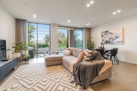 LUXURIOUS THREE BED APARTMENT PLUS STUDY - Photo 3