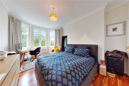 A beautiful lateral apartment situated on the third floor (with lift) of a sought after mansion block set on Hampstead Heath - Photo 4