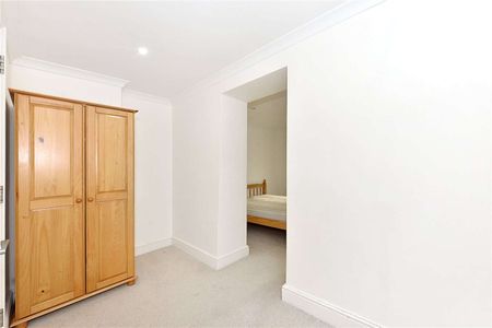 SHARER FRIENDLY - A spacious three bedroom apartment arranged over two floors and set in 935 sq ft, located 0.4 miles to UCL University. - Photo 5