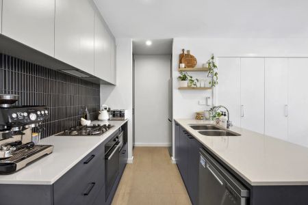 Immaculate 2 bedoom towhouse in prime location to Casey Market Town - Photo 2