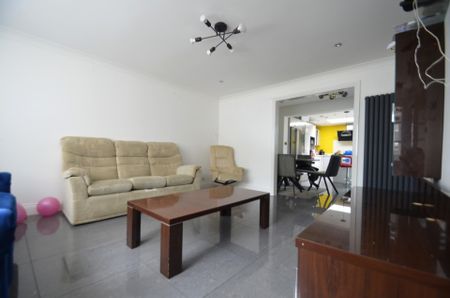 5 bedroom Semi-detached house to rent - Photo 2