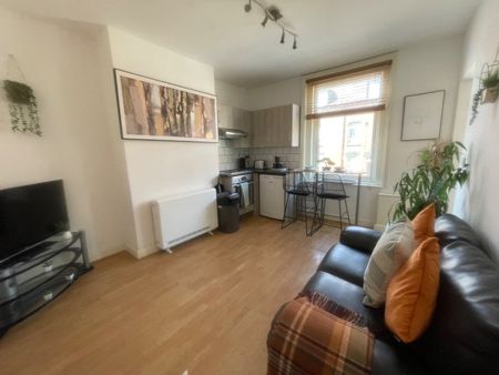 1 Bed Flat, Beeston, LS11 - Photo 2