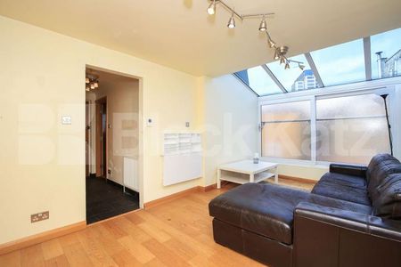 Modern and spacious 2 bedroom property located a stone throw from a station - Photo 2