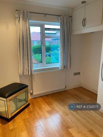 3 bedroom semi-detached house to rent - Photo 2