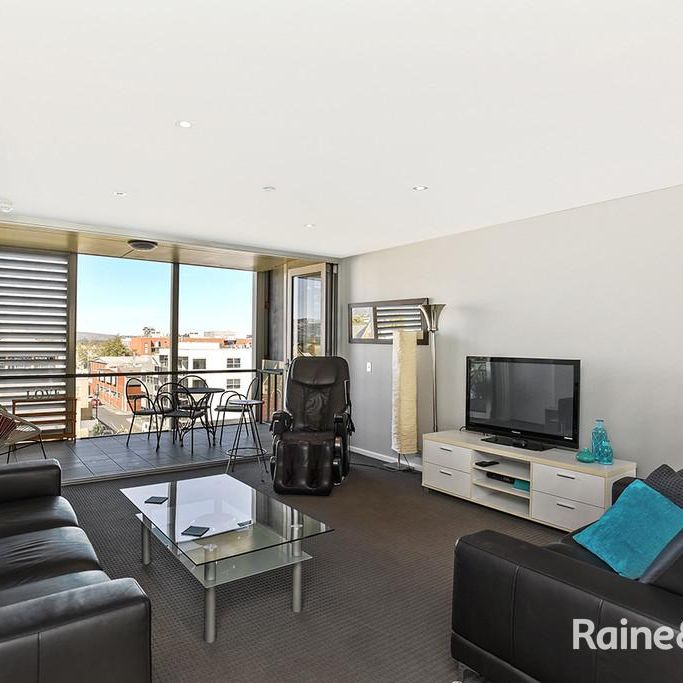 Partly furnished Executive apartment, walk to work - Photo 1