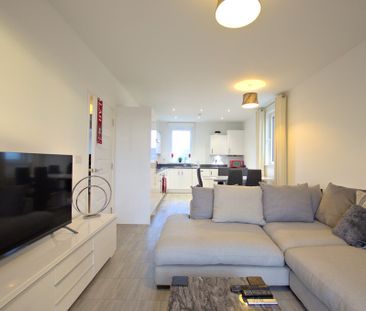 A modern presented, top floor, two bedroom apartment on the popular... - Photo 1