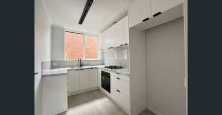 Fully renovated Two-Bedroom Apartment at a prime location - Photo 3