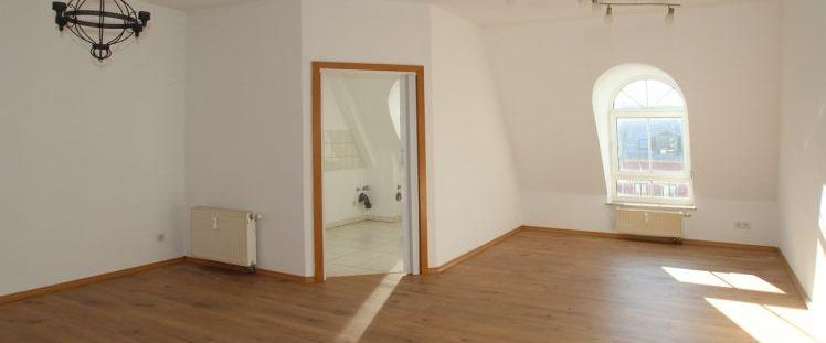 Schöne DG-Wohnung mit attraktivem Laminat und Aufzug - Photo 1