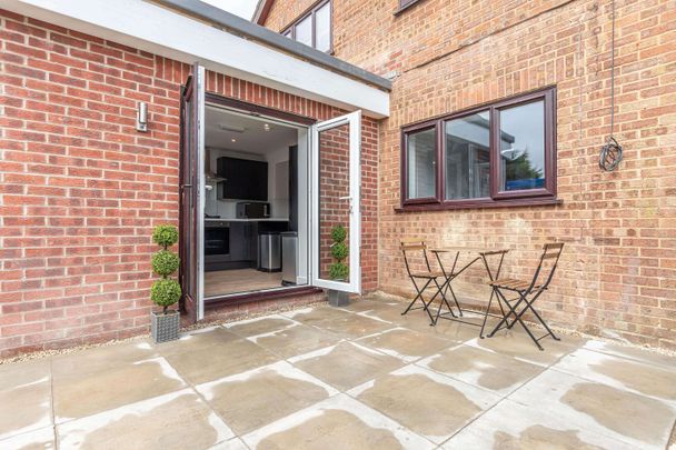 Modern Living - Large Stylish Double En-Suite Rooms Room 2 - Photo 1