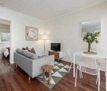 LIGHT AND BRIGHT ONE BEDROOM APARTMENT ON GROUND FLOOR! - Photo 1