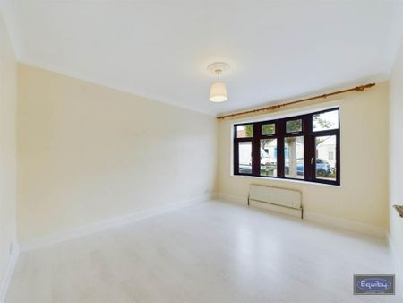 5 bedroom semi-detached bungalow to rent - Photo 2