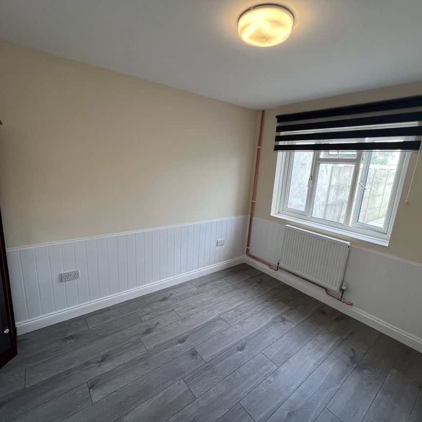 4 Bed Terraced House, Murray Square, E16 - Photo 1