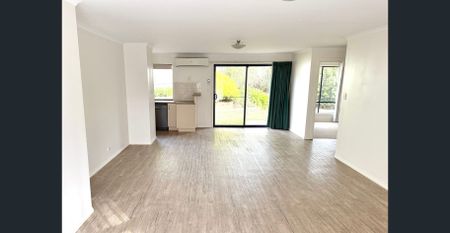 Superbly located sandstone-fronted villa - Photo 2