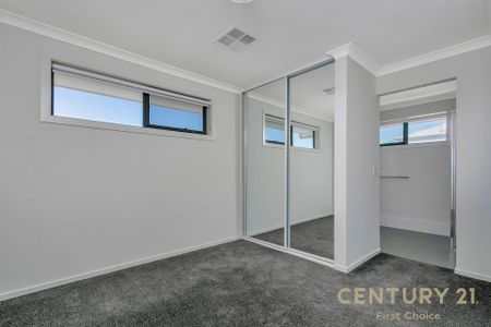 Modern Executive Townhouse - 6.6 Kw Solar Panels! - Photo 5