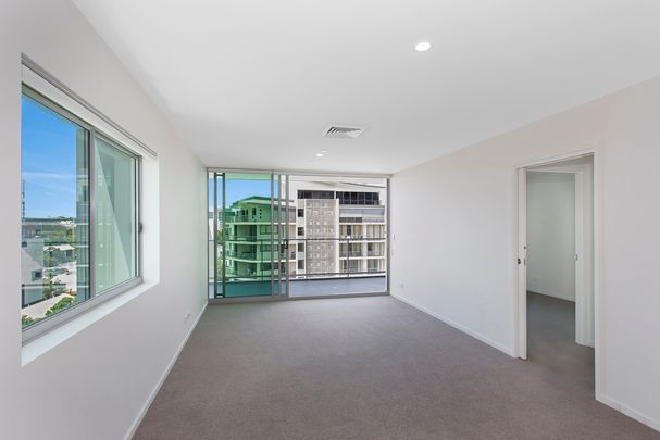 LARGE 2 Bed / 2 Bath Corner Apartment - Great Views! MILTON PRECINCT - Photo 1