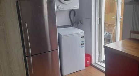 Sunny 2 bedroom, small garden, with BBQ area - Photo 5