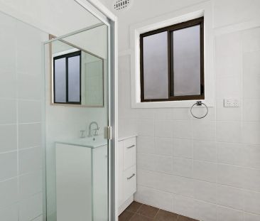 Charming Cottage in Prime Location! - Photo 6