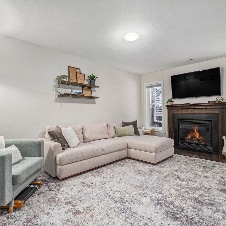 For Lease - 284 Par-La-Ville Circle, Stittsville - Munster - Richmond, Ontario - Photo 1