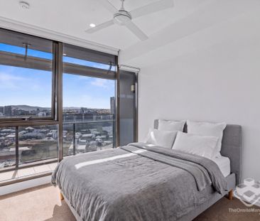 Stylish Fully Furnished Apartment with Secure Car Space - Photo 2