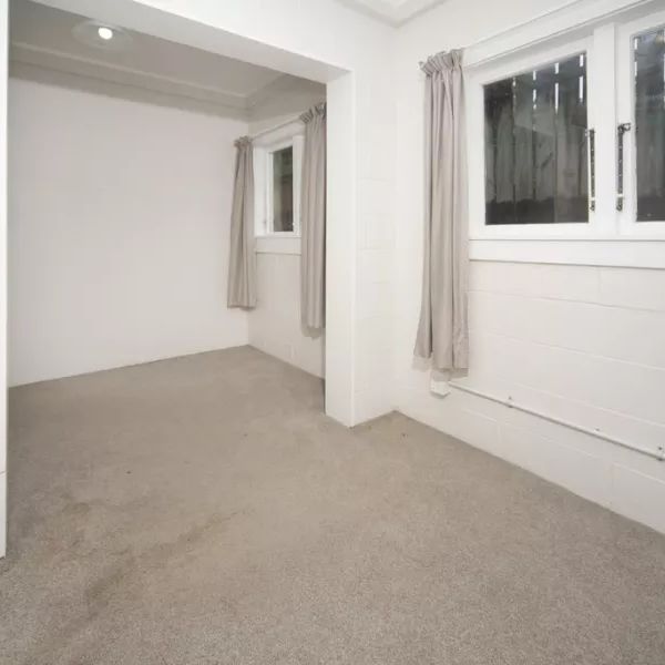 SIX BEDROOM FLAT IN HEART OF GREY LYNN AVAIL END JAN 2024 - Photo 1