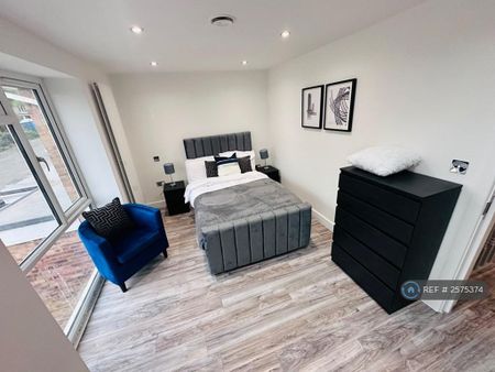 4 bedroom semi-detached house to rent - Photo 5