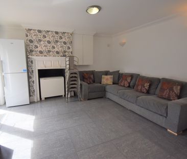 7 Bed Semi-Detached House, Wokingham Road, RG6 - Photo 1