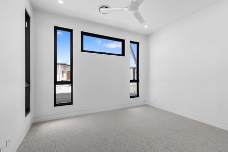 Brand New Large Luxurious Villa, at Saffron Link in Hope Island Resort !! - Photo 4